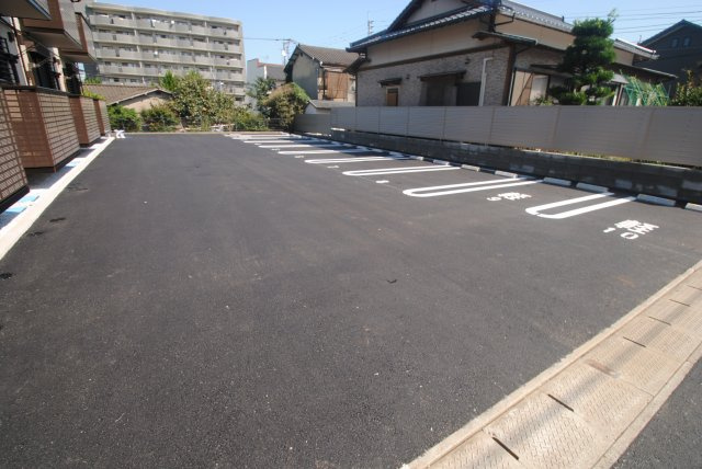 WITH THE LIGHTの駐車場