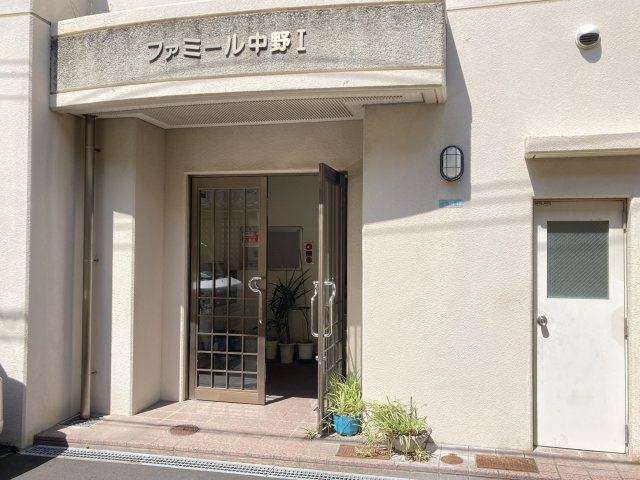 ファミール中野１のエントランス