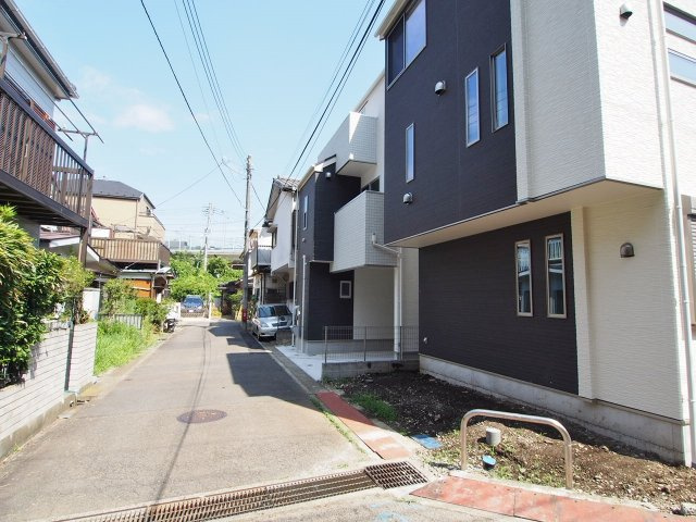 保土ヶ谷区川島町　新築戸建ての前面道路含む現地写真|車種によりますが、お車は1台駐車可能です。