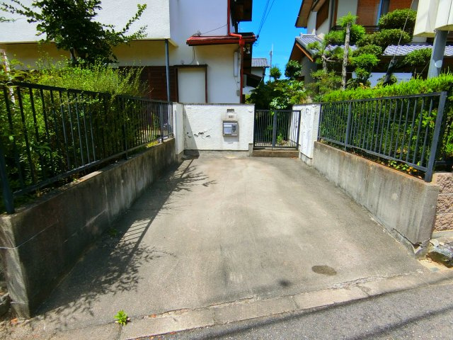 緑ヶ丘中町貸家の駐車場