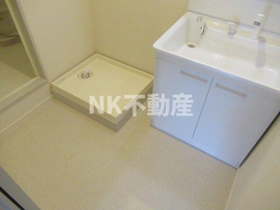 【洗面所】 | アンベリール（八戸ノ里賃貸） | ゆったりとスペースのある洗面所