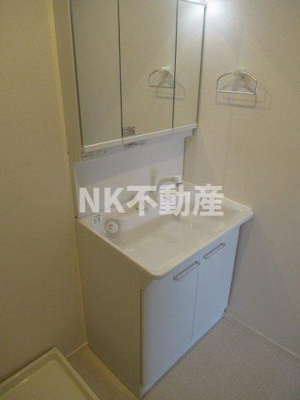 【洗面所】 | アンベリール（八戸ノ里賃貸） | 明るい洗面所です