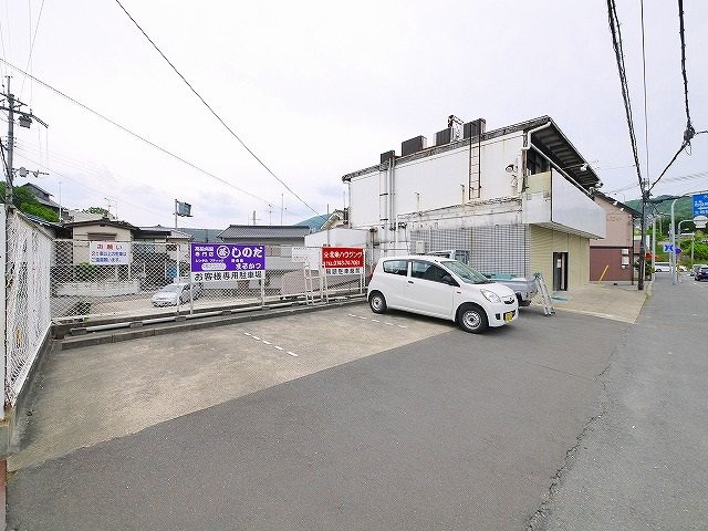 俵口町貸店舗の駐車場