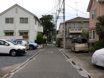 【周辺】 | カメリアガーデン(吉祥寺賃貸一戸建て) | スッキリとした街並み。　先に見える木々は井の頭公園です。