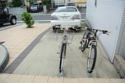 【その他共用部分】 | トレニアC | 敷地内に駐輪場を完備しています！自転車はちょっとした移動手段に便利ですよね！
