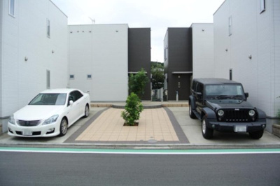 【駐車場】 | トレニアC | いつでも目の届く敷地内に駐車場を完備しています♪お車をお持ちのファミリーさんにもオススメです☆