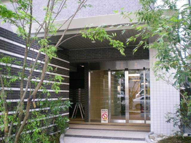 サーディン大名のエントランス|グリーンに癒されます