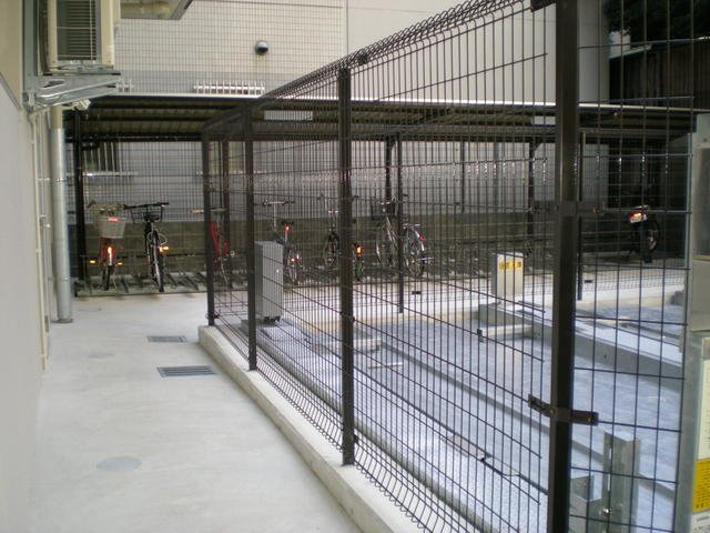 サーディン大名の駐車場|奥に駐輪場があります。