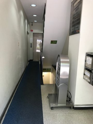 佐野ビルのエントランス