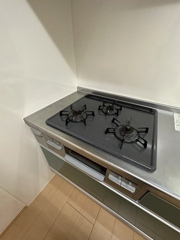【キッチン】 | ラ・アンジュ | 3口ガスコンロ/グリル付きシステムキッチンです♪グリルがあるとお料理の幅が広がりますね♪