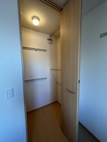【収納】 | ラ・アンジュ | 洋室5.2帖のお部屋にあるワンステップクローゼットです♪収納したい物のサイズに合わせて棚板などを自由に動かせます☆
