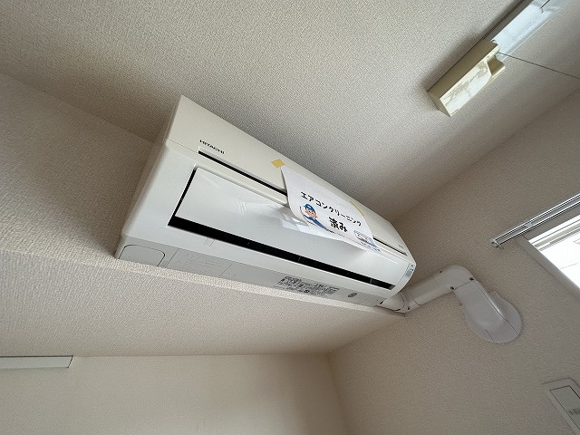【設備】 | ラ・アンジュ | リビングダイニングキッチンには、暑い夏や寒い冬に大活躍のエアコンがあります☆冷暖房完備で1年中快適に過ごせます♪