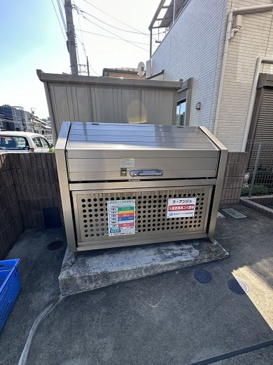 【その他共用部分】 | ラ・アンジュ | 敷地内ごみ置き場でごみ出しもらくらく～♪忙しい社会人さんや主婦さんにもうってつけ！