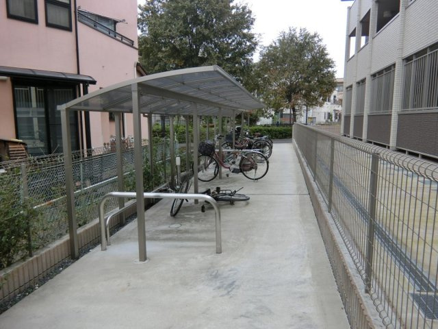 【その他共用部分】 | ラ・アンジュ | 屋根付きの駐輪場で雨が降っても大切な自転車が濡れなくてすみますね♪駅まで自転車もおすすめです！