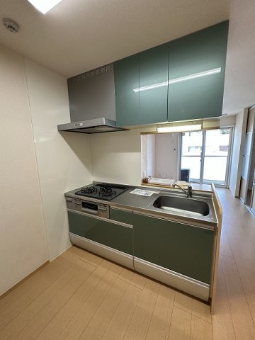 【キッチン】 | ラ・アンジュ | キッチンは人気のシステムキッチン！たっぷりの収納スペース付きでかさ張る食器やお鍋もすっきり☆
