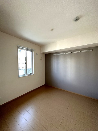 【洋室】 | ラ・アンジュ | 南東向き洋室4.5帖☆リビングダイニングキッチンから繋がるお部屋です！壁にはピクチャーレールがあり、ハンガー掛けとしても使えます♪