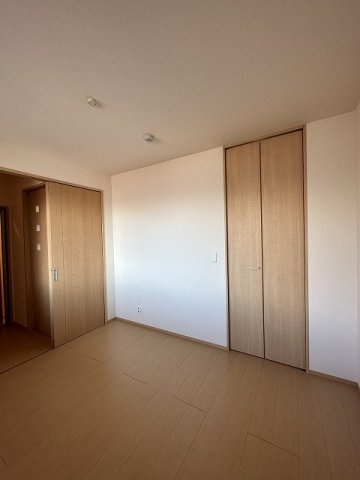【寝室】 | ラ・アンジュ | 洋室5.2帖☆ワンステップクローゼットがあります！お洋服の多い方もお部屋が片付いて快適に過ごせますね♪