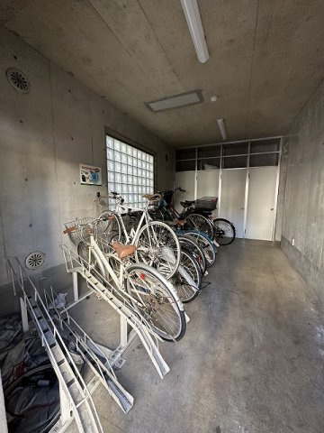 【その他共用部分】 | シエークル21 | 屋内駐輪場で雨が降っても大切な自転車が濡れなくてすみますね♪荷物が重いときに自転車があれば助かりますね♪
