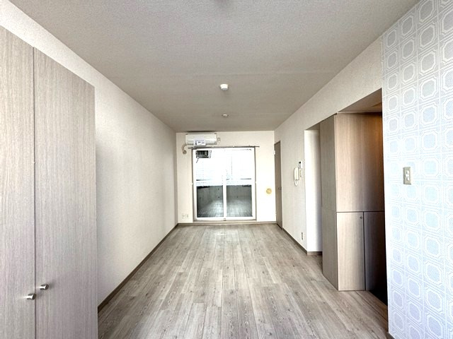 【洋室】 | シエークル21 | 南西向き洋室11.8帖☆バルコニーに繋がる二面採光のお部屋です♪エアコン付きで1年中快適に過ごせますね☆