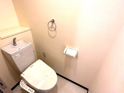 【トイレ】 | シエークル21 | トイレは温水洗浄便座付き♪人気のバストイレ別です♪小物を置ける便利な棚やタオルハンガーも付いています☆