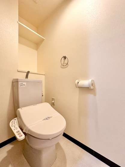 【トイレ】 | シエークル21 | トイレは温水洗浄便座付き♪人気のバストイレ別です♪小物を置ける便利な棚やタオルハンガーも付いています☆