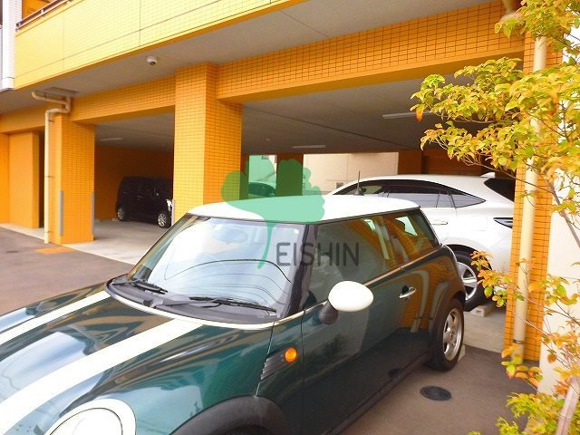 ラルーチェの駐車場