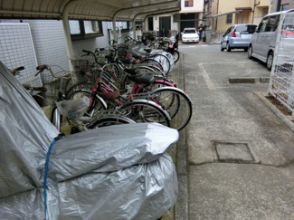 【その他共用部分】 | 屋根付きの駐輪場があるので雨が降っても大切な自転車が濡れません☆駅から自転車もオススメです♪