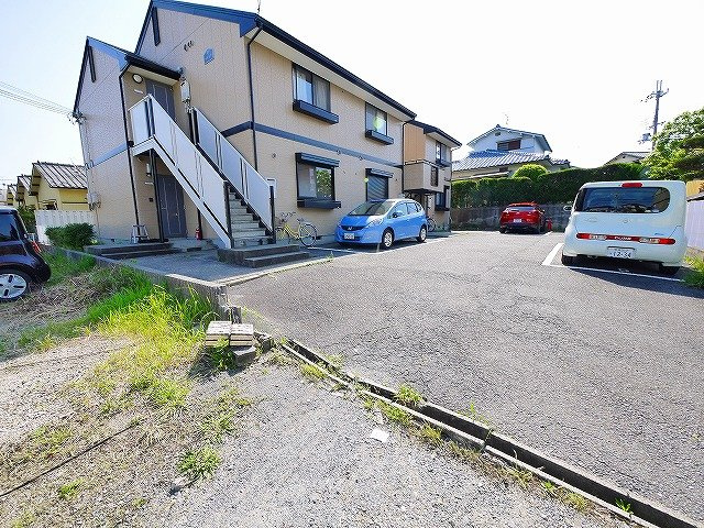 ソフィア（青野町）の駐車場|駐車場があるので、車を買う予定の方も安心です