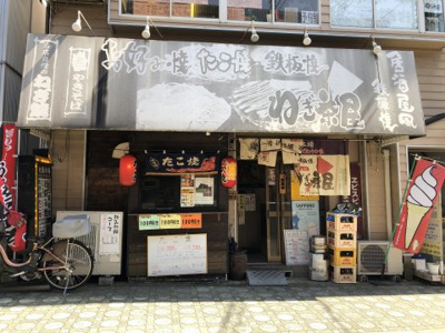 【外観】 | 居抜き物件。合計約１２坪（１階８．９坪、２階更衣室・ストックルーム２．８５坪） | 富雄駅に面しています。