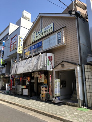 【外観】 | 居抜き物件。合計約１２坪（１階８．９坪、２階更衣室・ストックルーム２．８５坪）