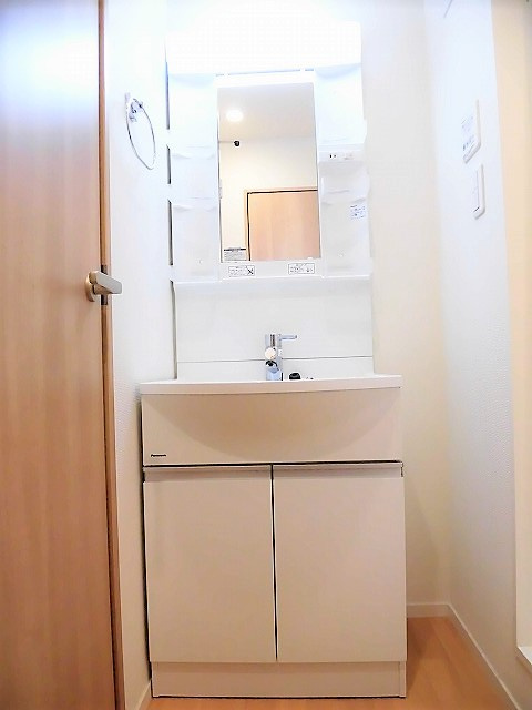 シャトープレジールの独立洗面台|写真は同建物の別部屋を参考に掲載しております。
