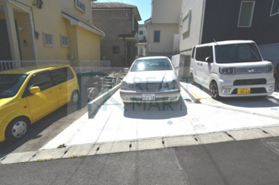 【駐車場】 | 茅ヶ崎市富士見町未入居一戸建て | 車を駐車しても横を自転車が通れます。