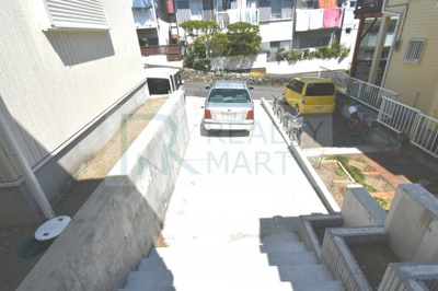 【駐車場】 | 茅ヶ崎市富士見町未入居一戸建て | 幅員３ｍあるので、駐車もらくらく。車種によっては２台駐車も可能です。