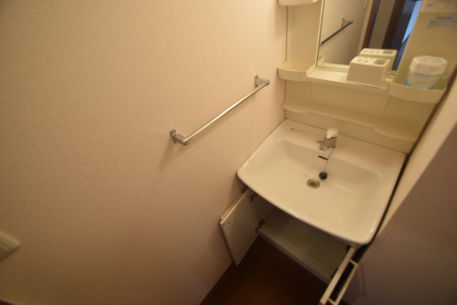 サンコート１番館のその他|独立洗面台、小物を置くことができて便利です