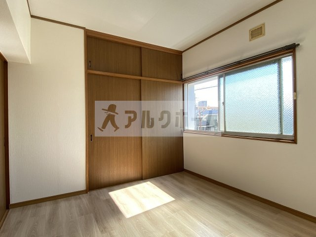 八尾マンションの洋室