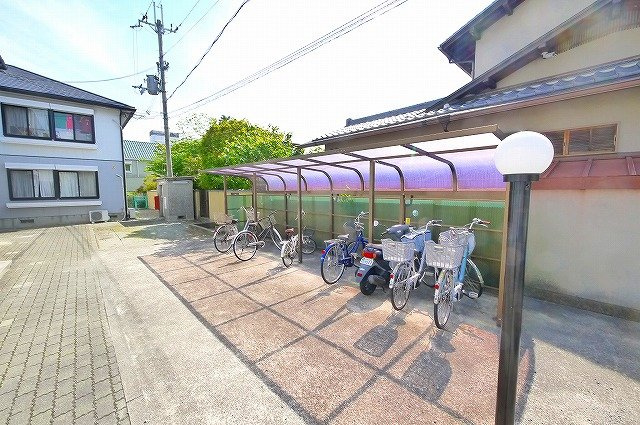 サンコート新大宮Aのその他共用部分|屋根付きの駐輪場です