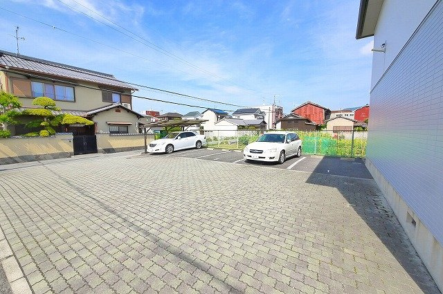 サンコート新大宮Aの駐車場|カースペースがあります