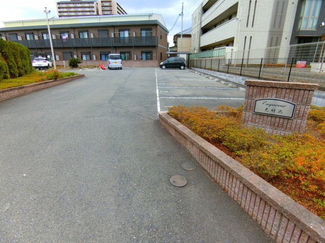 アンプルール光明池の駐車場