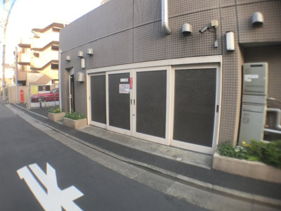 【その他共用部分】 | COLORS GARDEN | 敷地内ゴミ置き場の横には管理人室あり。