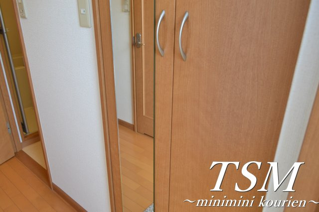 ロータリーマンション香里西之町の収納|ミラー付きのシューズボックス