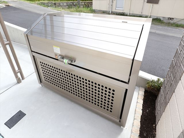 D-room花梨 Ｃ棟のその他共用部分|敷地内ゴミ箱で忙しい朝も安心！