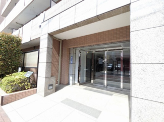 【エントランス】 | 京急本線「雑色」駅徒歩5分、京急本線・京急空港線「京急蒲田」駅徒歩15分と好立地。