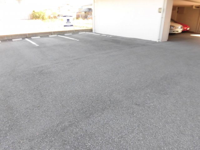 アクシス三本木の駐車場