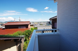 【展望】 | 現地（2018年6月）撮影
バルコニーからの展望。周囲に背の高い建物がなく広い空を望めます。