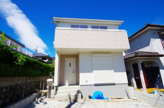 【外観】 | 1号棟　現地（2018年6月）撮影
南道路に面した3LDK新築物件、陽当り良好です。
駐車は軽1台含む3台可能。開口7m以上で駐車も楽々。