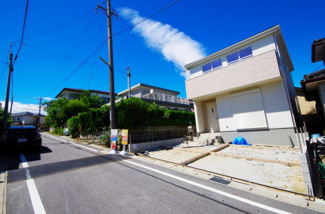 【前面道路含む現地写真】 | 1号棟　現地（2018年6月）撮影
風通しも良く子育てに適したのどかで静かな住宅地。前面道路は幅員約5ｍ。