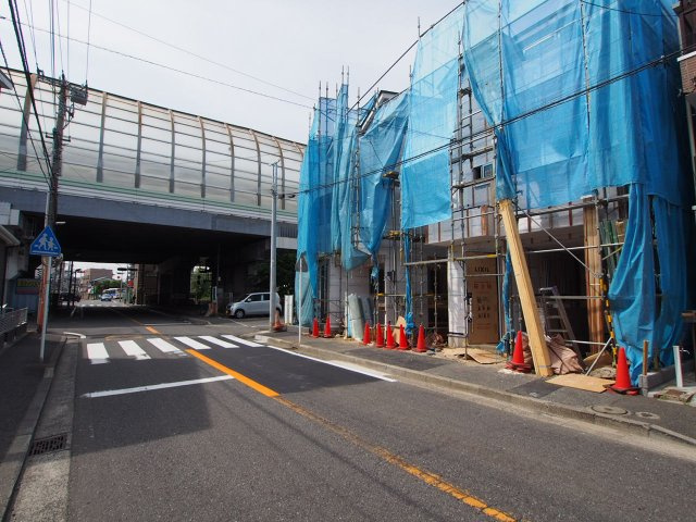 保土ヶ谷区星川３丁目全２棟　新築戸建ての前面道路含む現地写真