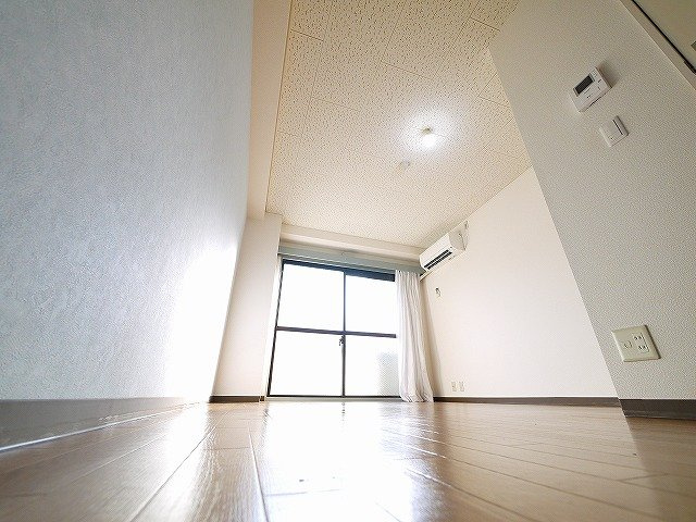 シャンテムーランの内装|ゆったり過ごせる居間です