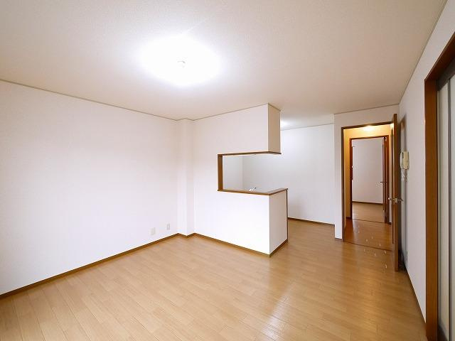 クレールＮの居間・リビング|こちらのリビングで趣味の時間をお楽しみください