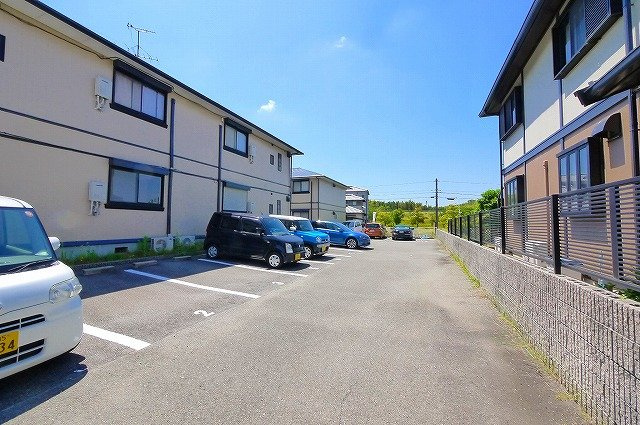 ファミール州見　D棟の駐車場|車をお持ちの方に嬉しい駐車場付きの物件です